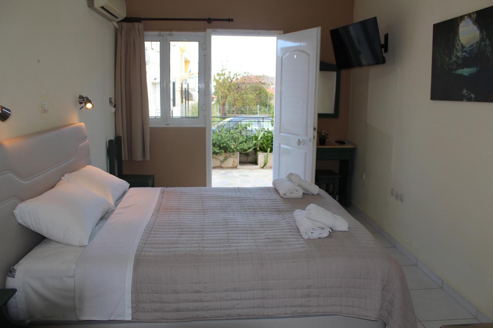 Theodora Studios & Apartments Skala  Extérieur photo