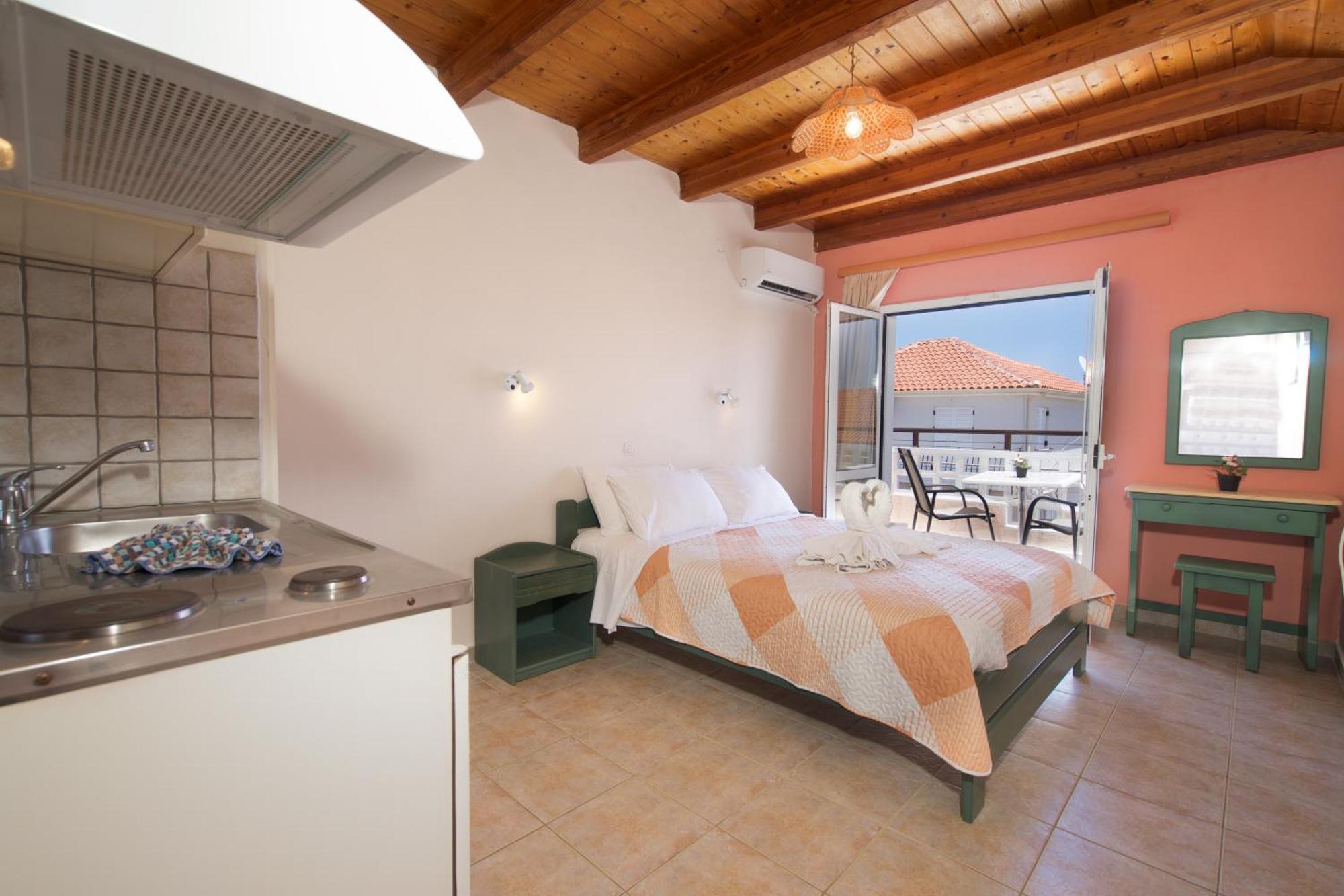 Theodora Studios & Apartments Skala  Extérieur photo